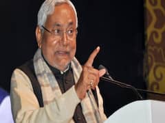 Nitish Kumar की रैली में फिर हंगामा हुआ, मुजफ्फरपुर में चप्पल फेंकी गई