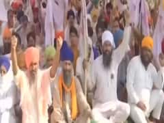 Amritsar: Farmers 'rail roko' movement continues on 18th day