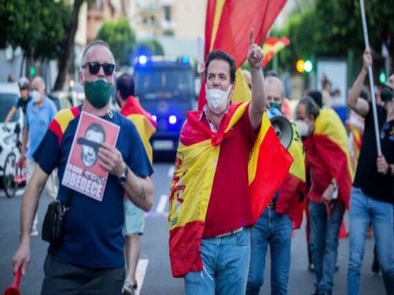 Spain में caterers का प्रदर्शन, Crockery फेंक कर जताया गुस्सा 