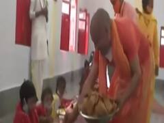 महानवमी के मौके पर CM Yogi Adityanath ने किया कन्या पूजन