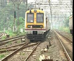 Mumbai Power Outage | खोळंबलेली मुंबई हळूहळू पूर्वपदावर; लोकलसेवा, सिग्नल यंत्रणा सुरळीत 