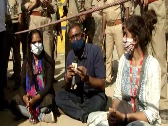 Hathras Case: जिले के SP और DM पर गिर सकती है गाज