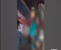 बेकाबू कार ने दो युवकों को मारी टक्कर, हादसे के बाद एक युवक ग्रिल पर लटका। Agra