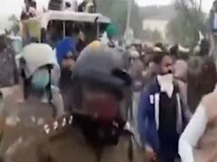 Farm Bill 2020 के खिलाफ दिल्ली कूच कर रहे किसानों पर पानी की बौछार, बढ़ाई गई सुरक्षा