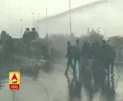 दिल्ली कूच कर रहे किसानों पर पुलिस ने दागे आंसू गैस के गोले| Farm Bill Protest| ABPGanga 