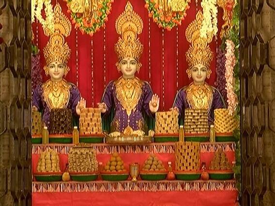 રાજકોટના કાલાવડ રોડ પર આવેલા સ્વામિનારાયણ મંદિરમાં કરાયું અન્નકુટનું આયોજન