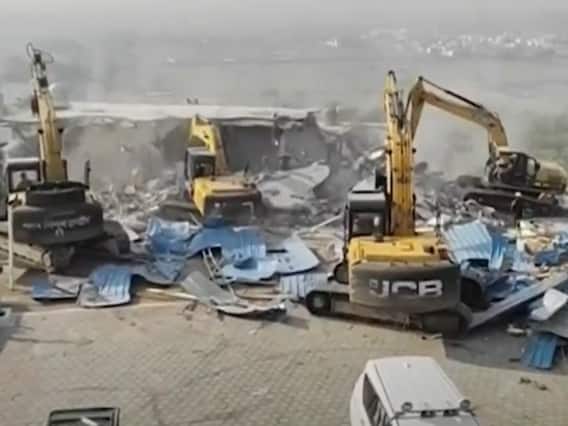 'कंप्यूटर बाबा' के आलीशान महल पर चला कानून का पंजा | सनसनी