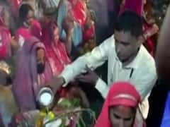 Chhath Puja 2020 : Mumbai में लोगों को उगते सूर्य का इंतजार 