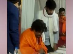 Ravi Kishan का video हुआ वायरल, मंच से गिरे बीजेपी सांसद रवि किशन 