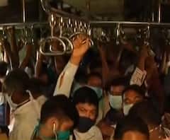 West Bengal Local Train Service Resumes: ট্রেনে একজনের কোলে আরেক যাত্রী, ঝুলতে ঝুলতে করোনাকালে যাত্রা