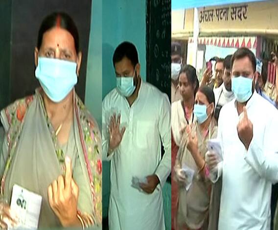 Bihar Election 2020 | तेजस्वी यादव यांनी आई राबडी देवी यांच्यासह मतदानाचा हक्क बजावला!