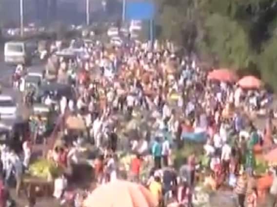 સુરતમાં શાક માર્કેટમાં ઉમટી લોકોની ભીડ, સોશિયલ ડિસ્ટન્સિંગના ઉડ્યા ધજાગરા