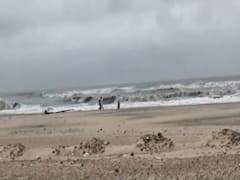 Nivar Cyclone | Marina Beach's sand comes on streets in Chennai, traffic interrupted 
