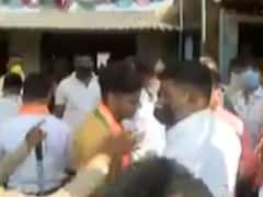 ABP અસ્મિતાના સત્યાગ્રહની મોટી અસર, કપરાડામાં સોશિયલ ડિસ્ટન્સનું પોલીસે કરાવ્યું પાલન