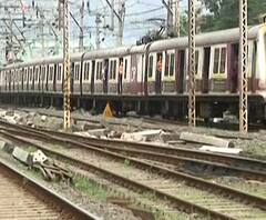 Mumbai Local | राज्य सरकारकडून रेल्वे अधिकाऱ्यांना बोलावणं नाही, रेल्वे अधिकारी वेट अॅंड वॉचच्या भूमिकेत
