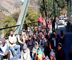 सरकार के दिए आश्वासन नहीं हुए पूरे तो टूट गया लोगों का सब्र, ऐसा जाहिर किया गुस्सा | Purab Pashchim 