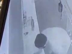 વડોદરાના સયાજીગંજમાં જ્વેલર્સમાંથી 22 કિલો ચાંદીના દાગીના લઇ તસ્કરો ફરાર, જુઓ CCTV 