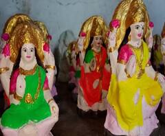 Diwali | अकोल्यात शेणापासून लक्ष्मीच्या मूर्ती, दिव्यांची निर्मिती;मधुवत्सल गोरक्षण संस्थेचा उपक्रम