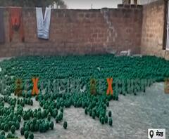 Meerut: बंद मकान में महिलाएं बना रही थी पटाखे, लाखों का माल जब्त | ABP Ganga