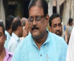 করোনামুক্ত নির্মল মাজি, সংবর্ধনা দিতে করোনাবিধিকে বুড়ো আঙুল দেখিয়ে কোভিড ওয়ার্ডের বাইরেই ঘিঞ্জি ভিড়