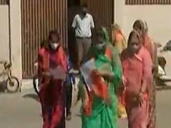 મેદાનમાં મેડમજીઃ જીતુ ચૌધરીના પત્ની પણ મહિલા કાર્યકર્તાઓ સાથે કરે છે પ્રચાર