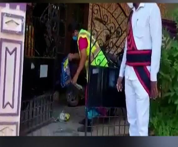 रस्त्यावर कचरा फेकणाऱ्यांना प्रशासनाचा धडा; नगरपालिका कर्मचाऱ्यांकडून घरात कचराफेक; आंध्रातील घटना