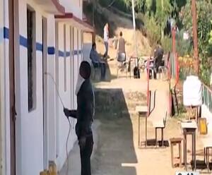 Paudi: स्कूल में बनाए गए Covid Centre से कोरोना के संदिग्ध कैदी शिफ्ट| Pahad Prabhat| ABP Ganga 