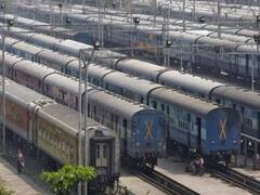 Breaking News : Mumbai में Kurla-Wadala सेक्शन पर लोकल ट्रेन की सेवा ठप