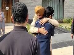 Kapil Sharma meets Navjot Singh Sidhu after ages | Hot News (12.11.2020)