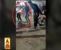 दो गुटों में हुआ झगड़ा तो सड़क पर ही भिड़ गए नौजवान, मारपीट का वीडियो वायरल | ABP Ganga 