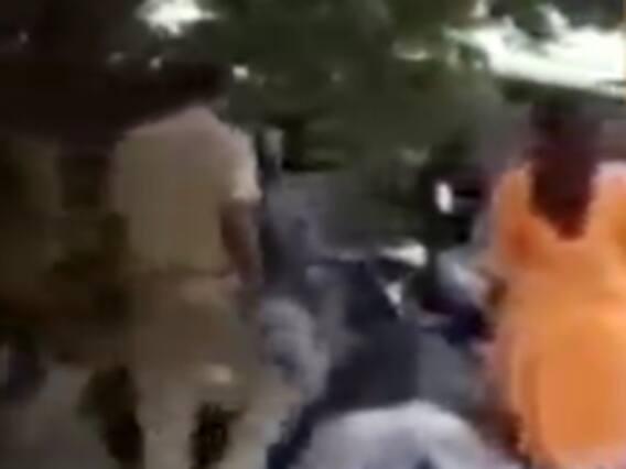 રાજકોટઃ શાકભાજી વેચતા લોકો પર રોફ જમાવતા પોલીસકર્મીનો વીડિયો થયો વાયરલ