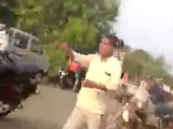 ડાંગ જિલ્લા ભાજપના પૂર્વ પ્રમુખે દુકાનના સંચાલક સાથે કરી છૂટા હાથની મારામારી, જુઓ વીડિયો