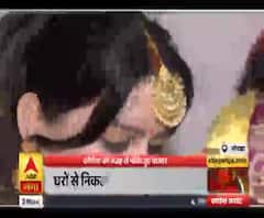 कोरोना काल में फीके हुए बाजार, महिलाएं घर पर लगवा रही मेहंदी। Karva Chauth 2020