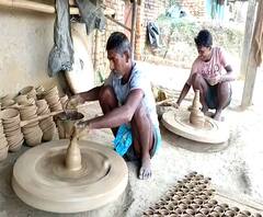 मराठमोळे जिल्हाधिकारी रमेश घोलप यांची दरियादिली,मातीचे दिवे विकणाऱ्या चिमुकल्यांना भन्नाट दिवाळीभेट 