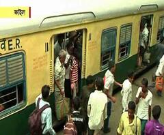 ক্রমেই জোরালো লোকাল ট্রেন চালুর দাবি, হলেও ভিড় নিয়ন্ত্রণে কী ব্যবস্থা? আজ নবান্নে বৈঠকে রেল-রাজ্য