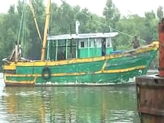 Bengaluru: With the onset of storm, fisherman shifting boats to safe place
