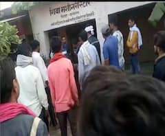 लड़कियों से करता था छेड़छाड़, लोगों ने मनचले को सिखाया सबक | Purab Pashchim 