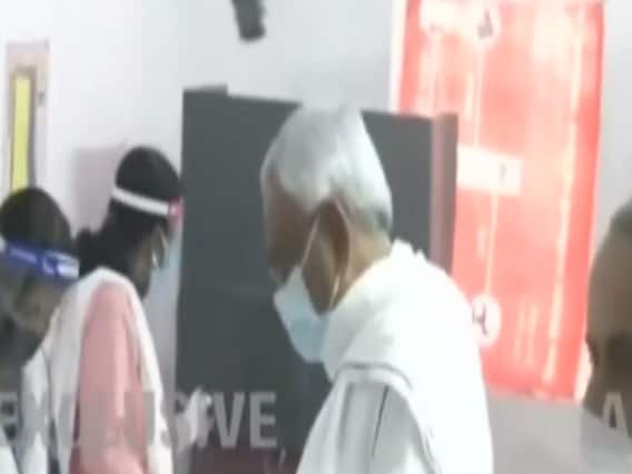 Bihar Election 2020: दूसरे चरण का मतदान जारी, मुख्यमंत्री Nitish Kumar ने भी डाला वोट