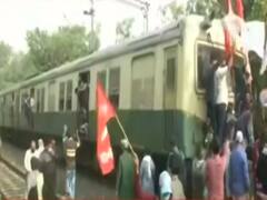 श्रम कानून के खिलाफ लेफ्ट का प्रदर्शन, रोकी गई रेल