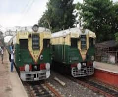 বিধি উড়িয়ে বাদুড়ঝোলা ভিড় শেওড়াফুলি লোকালেও