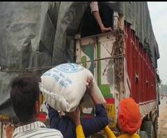 गरीबों पर अनाज पर डाका, रास्ते में ट्रक से उतारी जा रही बोरियां | Purab Pashchim 