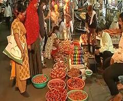 #Diwali2020 दिवाळीच्या खरेदीसाठी पुणेकर मोठ्या संख्येने बाहेर, बाजारपेठांमध्ये खरेदीचा उत्साह