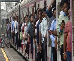 করোনা বিধি মানা দূরের কথা, বারুইপুরে ভিড়ের চাপে ট্রেন থেকে মারাত্মক ভাবে পড়ে গেলেন বৃদ্ধ