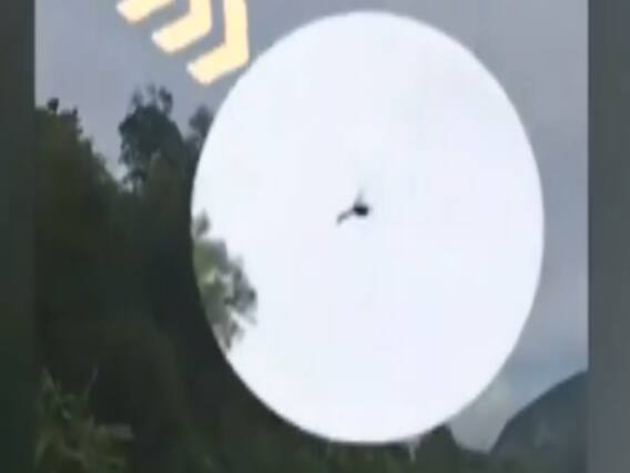 हवा में टकराए दो हेलिकॉप्टर, देखें वीडियो