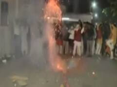 Bihar Election Result 2020 : BJP दफ्तर में जश्न का माहौल, कार्यकर्ता पटाखे फोड़ कर मना रहे हैं जश्न