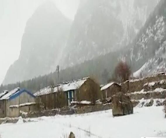 पहाड़ पर बदला मौसम, बर्फबारी से खिली पहाड़ों की रंगत| Uttarakhand Prime | ABPGanga 