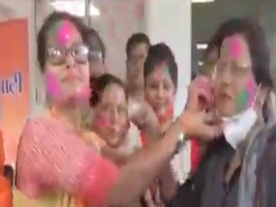 બિહારમાં ભાજપની શાનદાર જીતની મહિલા કાર્યકર્તાઓએ કરી ઉજવણી