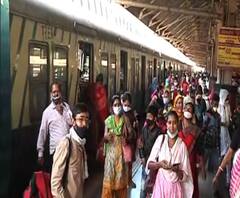 খড়গপুর স্টেশনে বাইরে লেখা 'নো মাস্ক নো টিকিট'...কিন্তু ভিতরে ঢুকেই ফস্কা গেরো