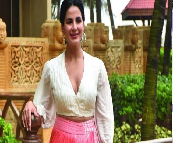 ফিল্মস্টার: বলিউডি ছবির কোন গানটি সবচেয়ে প্রিয়? সোশ্যাল মিডিয়ায় ভিডিও পোস্ট করে জানালেন কীর্তি কুলহারি