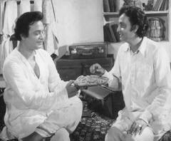 সৌমিত্র চট্টোপাধ্যায়ের প্রয়াণে মন ভাল নেই তাঁর জন্মস্থান কৃষ্ণনগরের, আত্মীয়, পরিজন থেকে বন্ধুবান্ধব, ভারাক্রান্ত সকলে